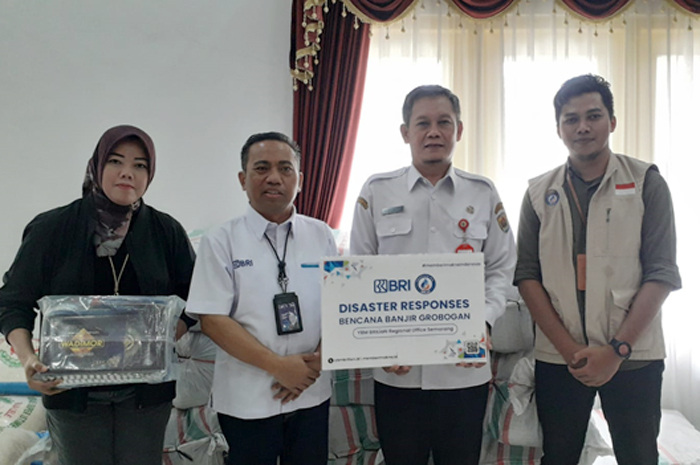 BANTUAN: Pemimpin Cabang BRI Purwodadi Stefanus Juarto menyerahkan bantuan program Disaster Response YBM BRILian Branch Purwodadi Regional Office diterima Asisten Satu Setda Grobogan Kurnia Sandi.