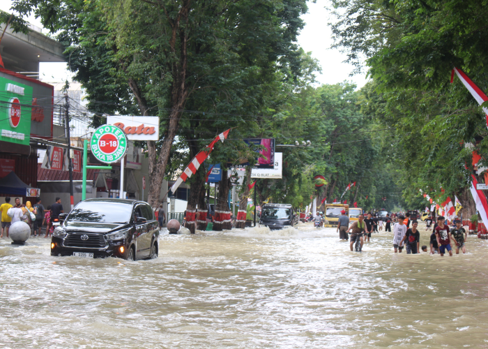 PARAH: Banjir menggenangi sejumlah ruas jalan di Kecamatan Purwodadi, Grobogan pada Rabu (7/2).