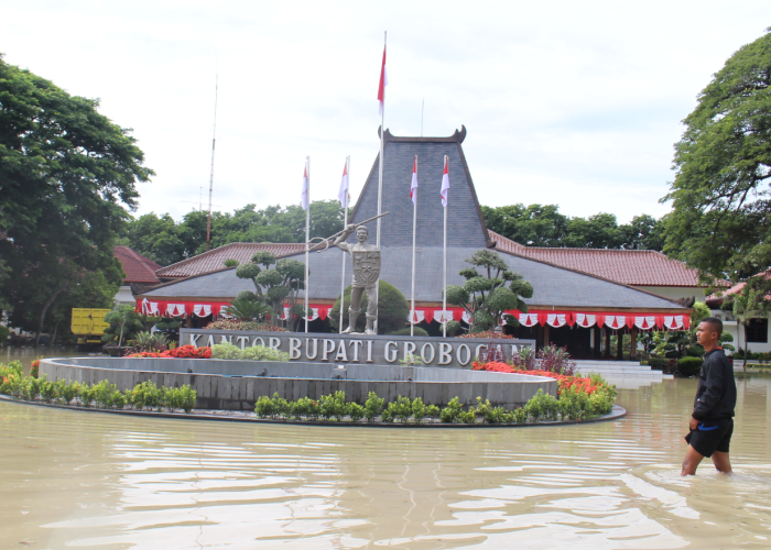 BANJIR: Pendapa Kabupaten Grobogan terendam banjir pada Rabu (7/2).