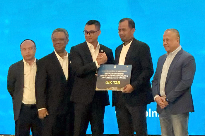 CETAK SEJARAH: GM PLN UIK TJB B, Dony Ocniza, (kedua dari kanan) menerima penghargaan Zero Accident Terbaik Bidang Pembangkitan dari Direktur Utama PLN, Darmawan Prasodjo (ketiga dari kiri).
