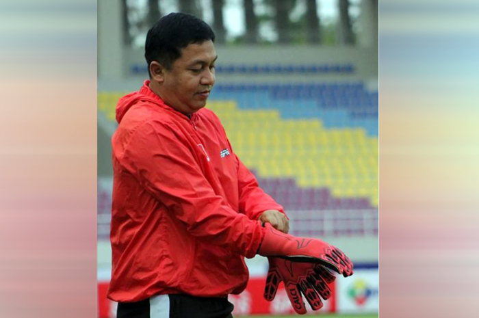 MUMPUNI: Iman Suherman saat memimpin latihan para kiper Persijap Jepara.