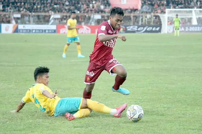 KERAS: Pemain Persijap Jepara Irfan Afghoni berusaha melewati tackle salah satu pemain Nusantara United dalam laga yang digelar di Stadion GBK Jepara beberapa waktu lalu.