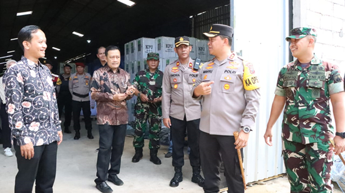 PENGAWALAN: Kapolres Jepara AKBP Wahyu Nugroho Setyawan bersama Dandim 0719 Jepara, perwakilan kecamatan, Bawaslu dan KPU saat melepas logistik Pemilu 2024.