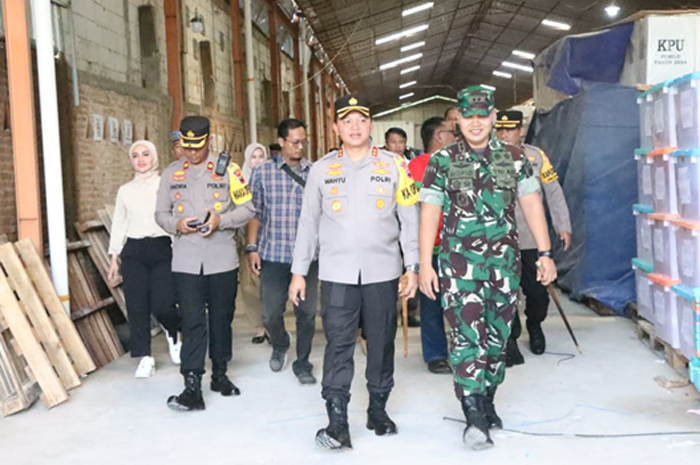 CHECKING: Kapolres Jepara bersama pejabat terkait memeriksa logistik pemilu di Gudang KPU Mulyoharjo.