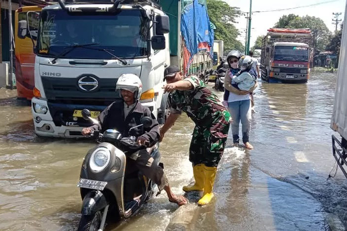MACET PARAH: Jalan raya Pantura Demak di wilayah Karanganyar banjir hingga berakibat macetnya jalan raya.
