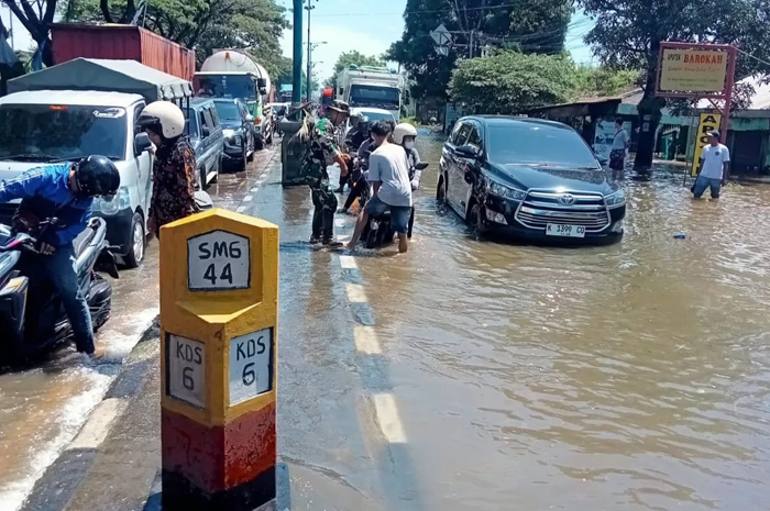 MACET PARAH: Kondisi jalan raya Pantura Demak di wilayah Karanganyar banjir hingga berakibat macetnya jalan raya.