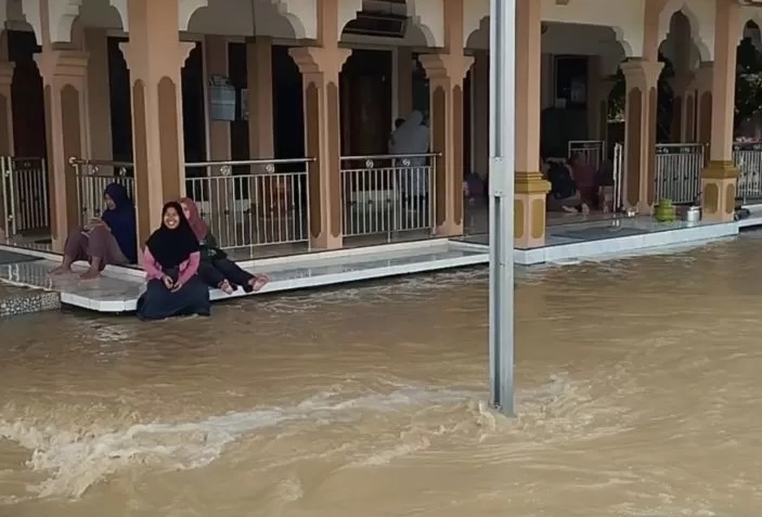 Sejumlah warga mengungsi di Musala Desa Kalianyar, Kecamatan Wonosalam, Kabupaten Demak, Jumat (9/2).