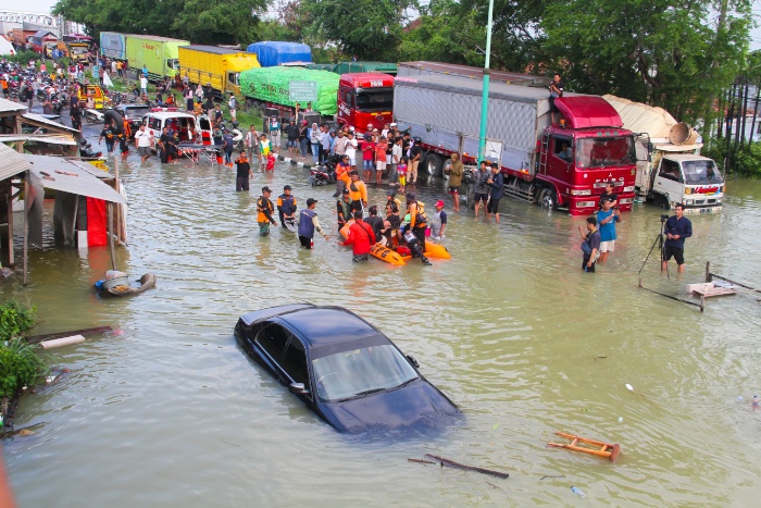 KLELEP: Sejumlah truk terjebak banjir di selatan Jembatan Tanggulangin saat akan menuju Demak.