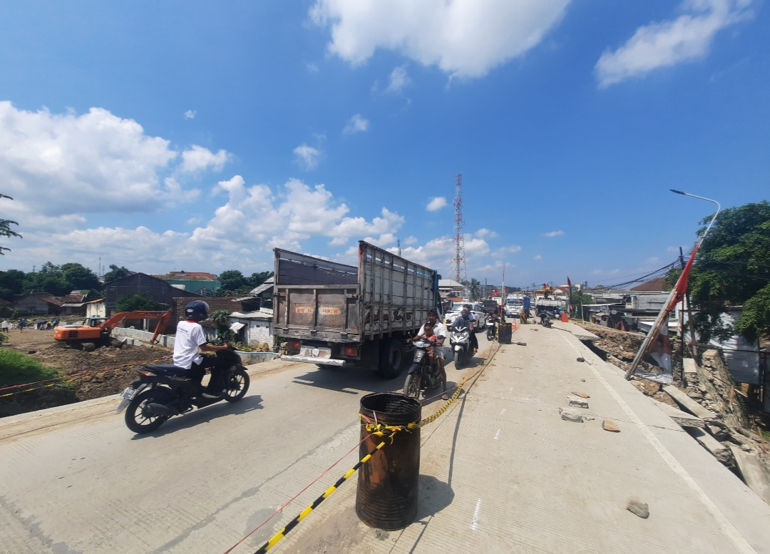 PARAH: Kondisi pondasi Jalan Purwodadi-Semarang tepatnya di Kecamatan Gubug yang ambrol akibat diterjang luapan Sungai Tuntang.