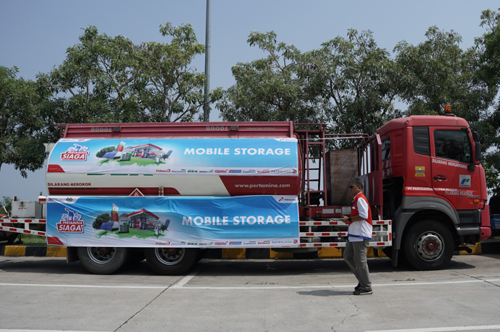 TERJEBAK BANJIR: Truk BBM dari Pertamina saat berhenti di jalur Demak-Kudus. Pendistribusian BBM sementara lewat jalur alternatif dan sebagian diambil alih Jatim.