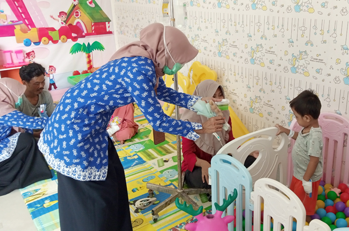 PENUH: Salah satu ruang anak di RSUD dr. R Soetijono Blora yang penuh pasien.