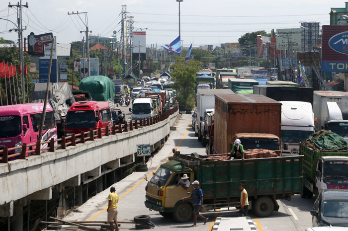 KIAN PARAH: Lalu lintas di sekitar Jembatan Tanggulangin perbatasan Kudus-Demak macet total.