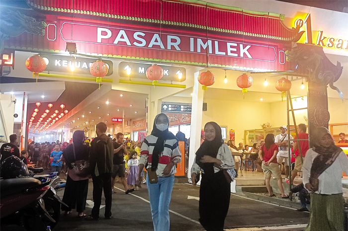 RAMAI: Beberapa pengunjung terlihat memadati lokasi Pasar Imlek di Aksara Food Court Jumat (9/2).