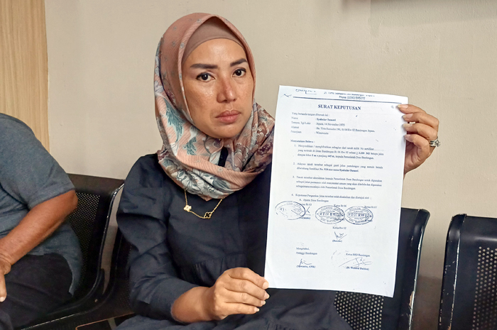 BUKTI: Syahniar Susanti, pihak tergugat memperlihatkan surat pernyataan penggunaan tanah.
