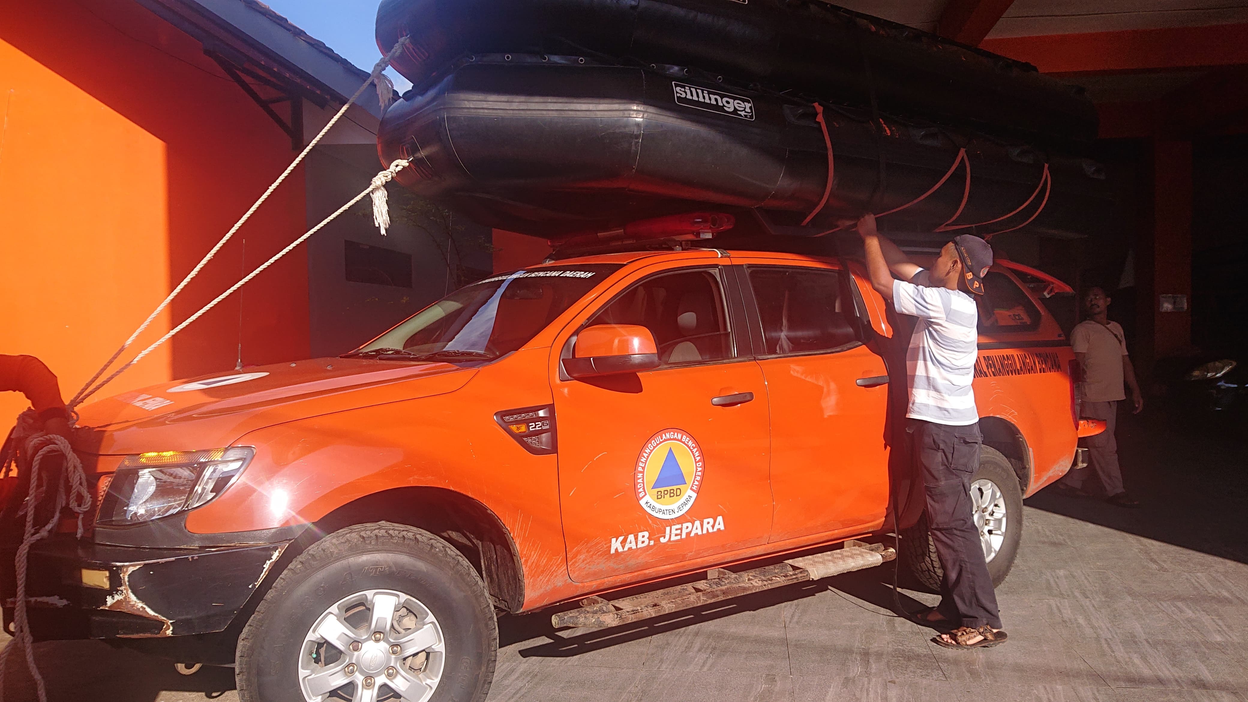 KONTRIBUSI: Personel BPBD Jepara menyiapkan armada yang akan dikirim ke Demak untuk penanganan banjir di sana.