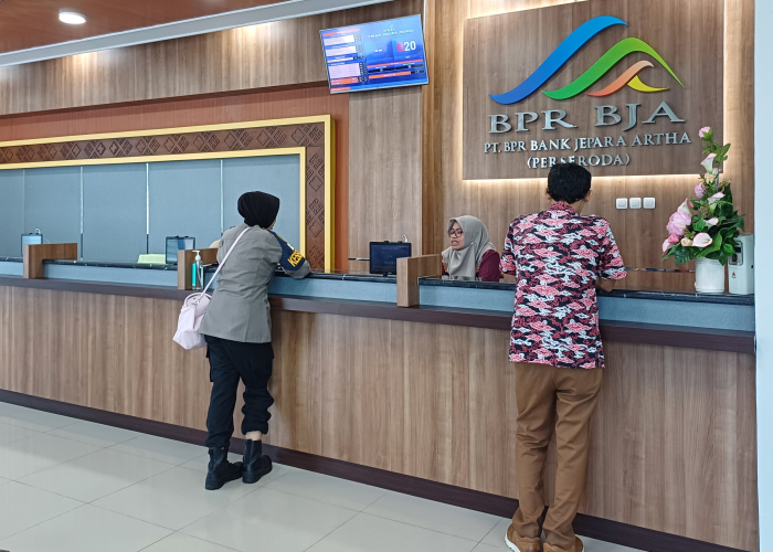 ANTRE: Sejumlah nasabah Bank Jepara Artha (BJA) mengantre di depan teller belum lama ini.