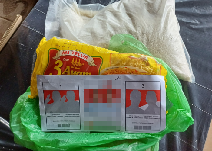 SEMBAKO: Satu paket sembako berisi beras, minyak, dan mi telur serta stiker paslon presiden dibagikan kepada warga.