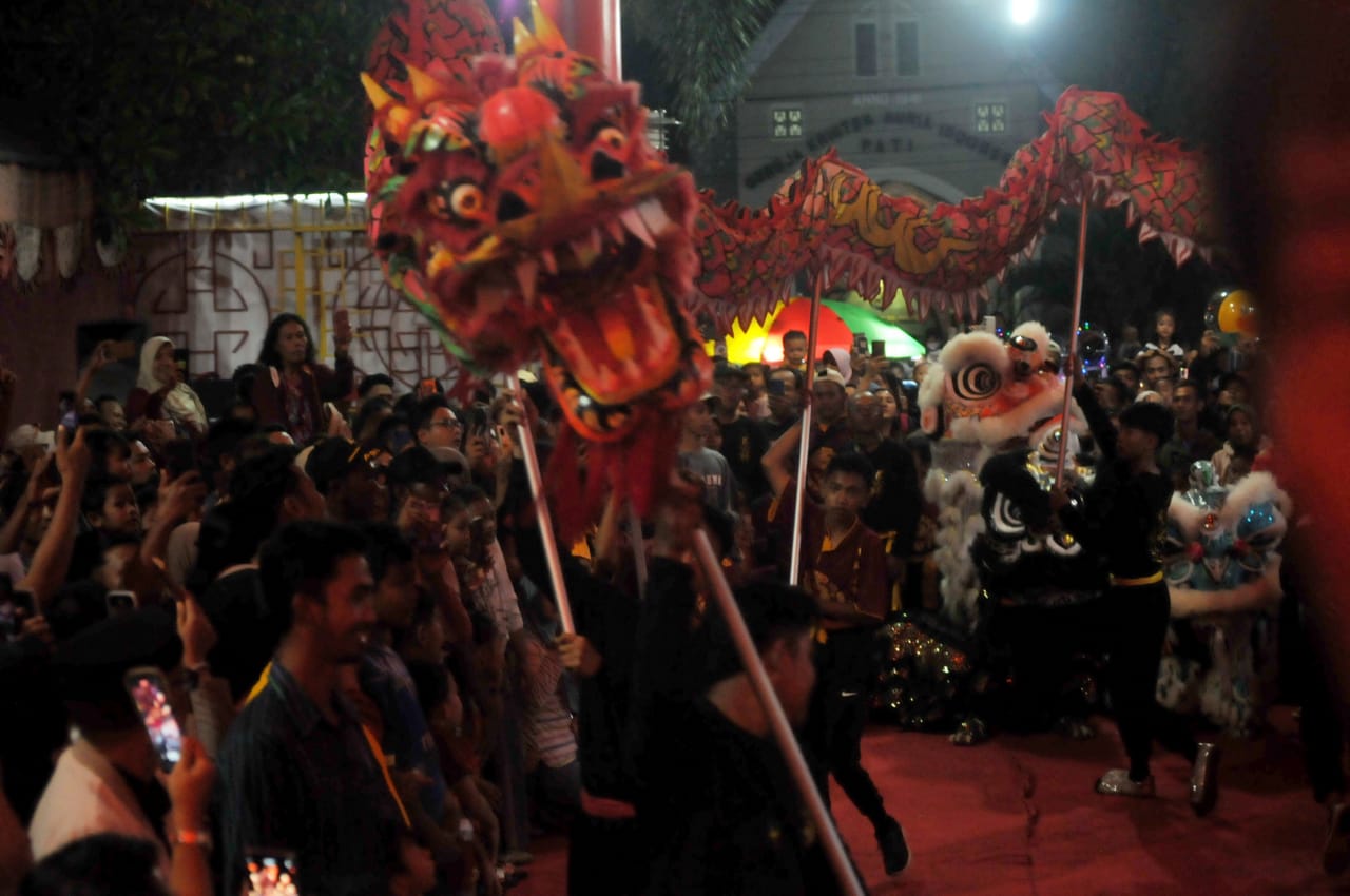 MERIAH: Suasana malam tahun baru di kompleks pecinan Kelenteng Hok Tik Bio Pati Kota.