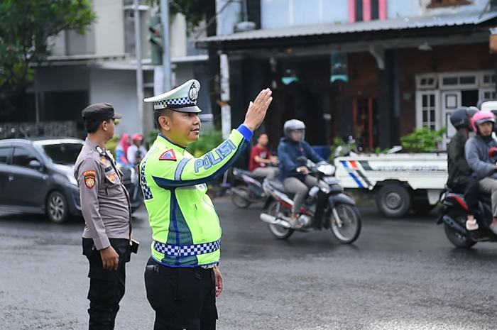 Polres Jepara telah menerjukan personel&nbsp;untuk melakukan rekayasa arus lalu lintas imbas&nbsp;lumpuhnya Pantura Kudus&ndash;Semarang akibat banjir di Karanganyar Demak, Sabtu (10/2).