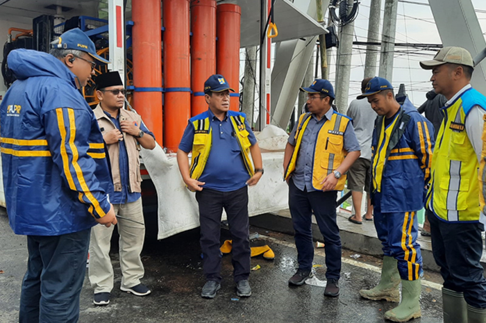 KOORDINASI: Dirjen Sumber Daya Air Kementerian PUPR Bob Arthur Lambogia (tiga kiri) bersama Pj Bupati Kudus M. Hasan Chabibie (dua dari kiri) didampingi tim berkoordinasi untuk mengatasi banjir.