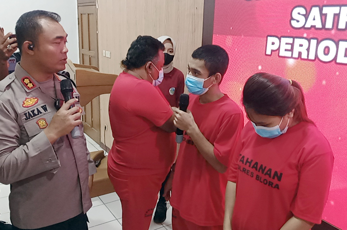BEKUK: Kapolres Blora AKBP Jaka Wahyudi saat menanyai tersangka kala jumpa pers dengan media.