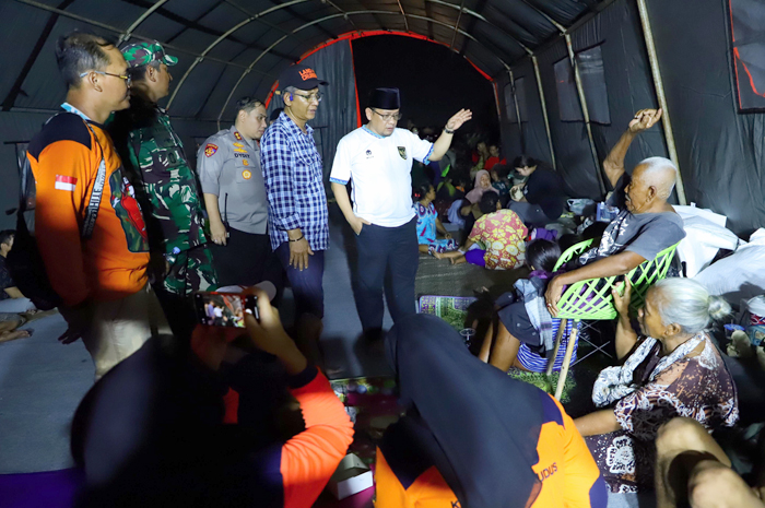 Pj Bupati Kudus M. Hasan Chabibie mengungjungi posko pengungsian di Terminal Jati, Kamis (8/2) malam.