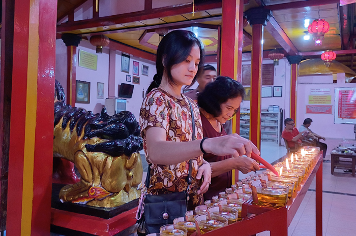 NYALA: 168 pelita berkah dinyalakan pada dini hari setelah sembahyang di Klenteng Hian Thian Siang Tee atau Klenteng Dewa Obat Welahan (10/2).