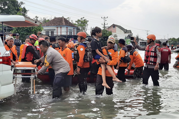 KERJA KERAS: Relawan mengangkut pengungsi dari Kecamatan Karanganyar, Demak, untuk diungsikan di Kecamatan Jati, Kudus, kemarin.
