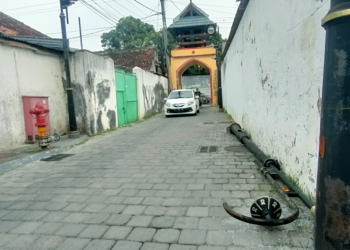 KURANG PEDULI: Lampu penerangan jalan yang patah pun sejak awal tahun belum di Kawasan Kota Pusaka Lasem tak kunjung diperbaiki.