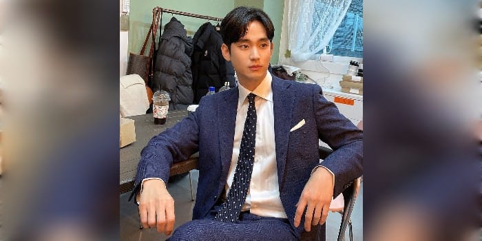 SEMANGAT: Kim Soo-hyun berpose disela-sela syuting