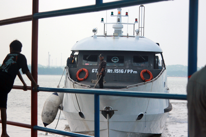 SIAGA: Petugas bersiap melemparkan tali pengait kapal cepat Express Bahari saat hendak bersandar di Pelabuhan Jepara.