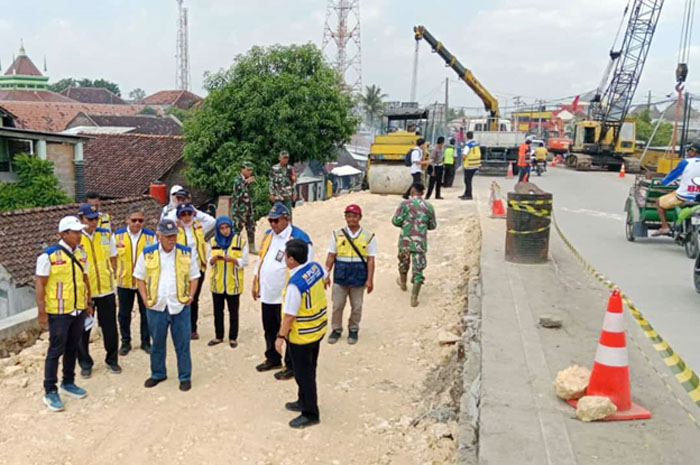 MENGECEK: Menteri PUPR Basuki Hadimuljono saat meninjau kondisi jembatan dan jalan di Jalan Raya Purwodadi-Semarang tepatnya di Kecamatan Gubug yang ambrol akibat diterjang luapan Sungai Tuntang.