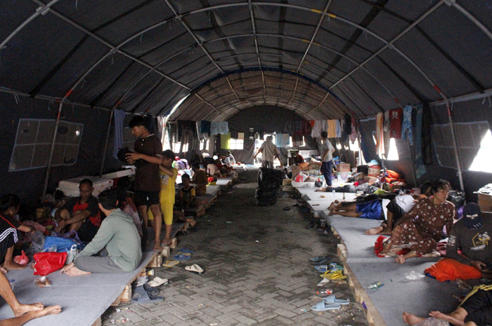KIAN BERTAMBAH: Warga Karanganyar, Demak yang mengungsi di posko pengungsian Terminal Jati Kudus, Minggu (11/2).