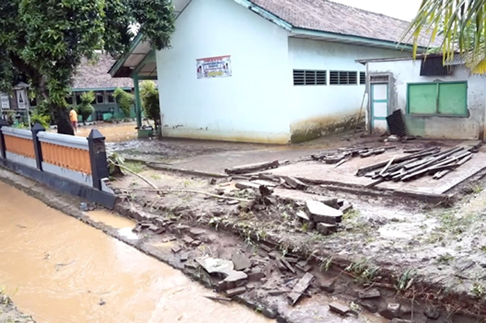 RUSAK: Kondisi SD Dumpul, Dukuhseti setelah diterjang banjir bandang, Selasa (13/2).