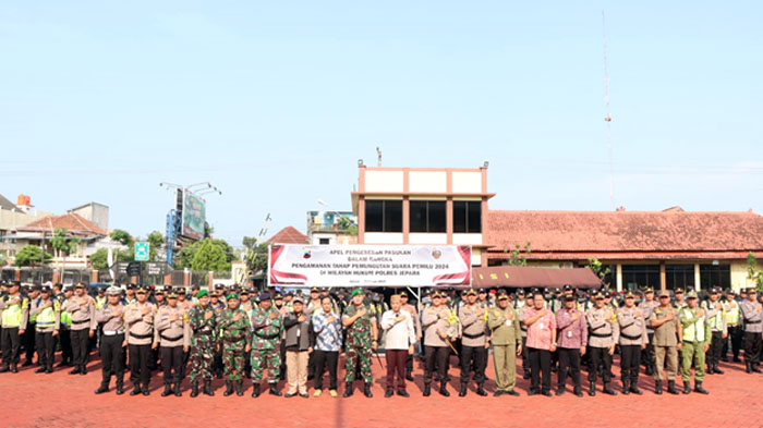 APEL: Polres Jepara bersama pemerintah Kabupaten Jepara apel Pergeseran Pasukan di Lapangan Apel Mapolres Jepara (13/2).