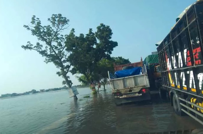 Jalur alternatif Mayong-Mijen juga terendam banjir dan mengakibatkan kemacetan parah.