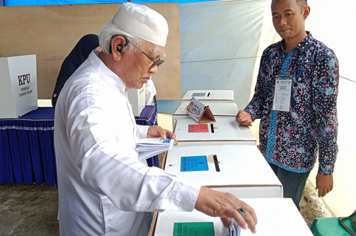 KE TPS: KH Mustofa Bisri datang ke tempat pemungutan suara, Rabu (14/2).