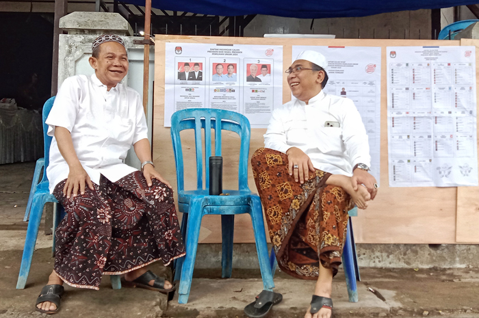 NYANTAI: Ketua Umum PBNU Yahya Cholil Staquf berbincang di depan TPS 003, Leteh, Rembang setelah nyoblos, Rabu (14/2).