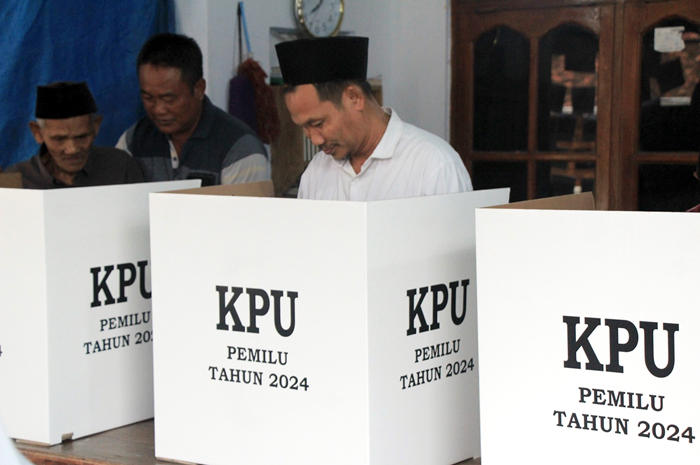 SALURKAN SUARA: Gus Baha salurkan suara di TPS 03 Narukan, Kragan, Rabu (14/2).