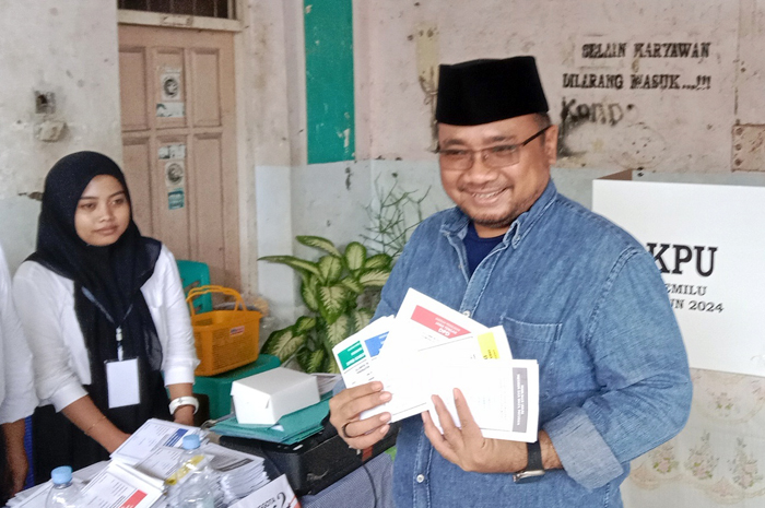 MUDIK: Menteri Ahama Yaqut Cholil Qoumas berada di TPS 5, Kelurahan Leteh, Rembang, Rabu (14/2).