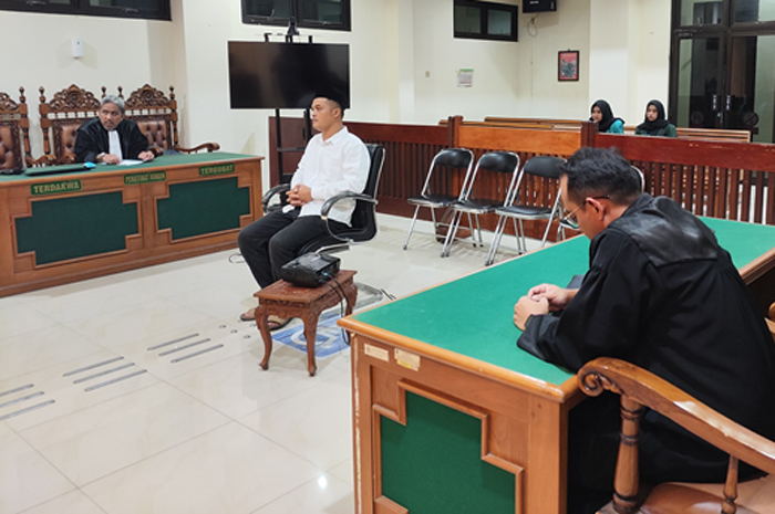SIDANG: Terdakwa Surya Adhi Prasetya mendengarkan putusan hakim di PN Purwodadi dalam putusan kasus dugaan tindak pidana perpajakan.