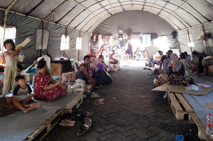 KEBAK: Posko pengungsian korban banjir Demak di Terminal Jati Kudus ditata ulang kemarin.