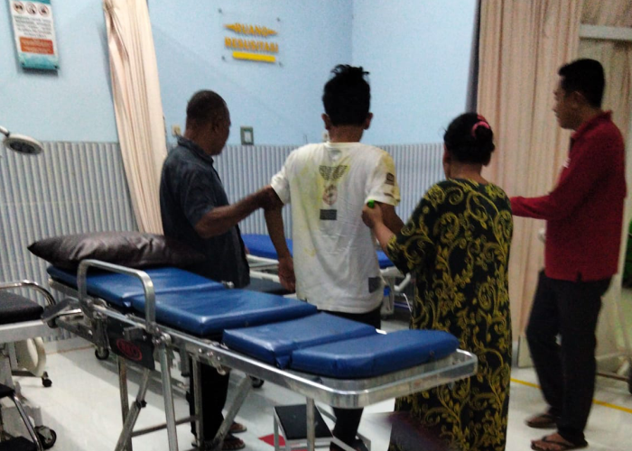 PERAWATAN: Seorang anggota KPPS dari Desa Karanggondang, Kecamatan Mlonggo setelah menjalani pemeriksaan di Puskesmas Mlonggo.