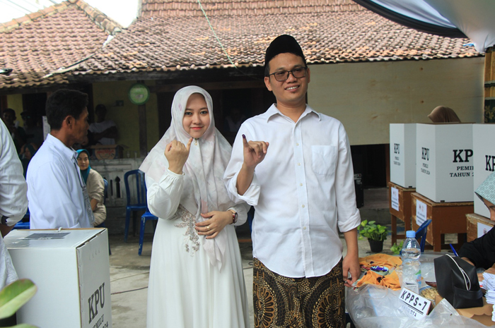 SALURKAN SUARA: Gus Umam bersama istri salurkan suara di TPS 04, Narukan, Kragan, Rabu (14/2).