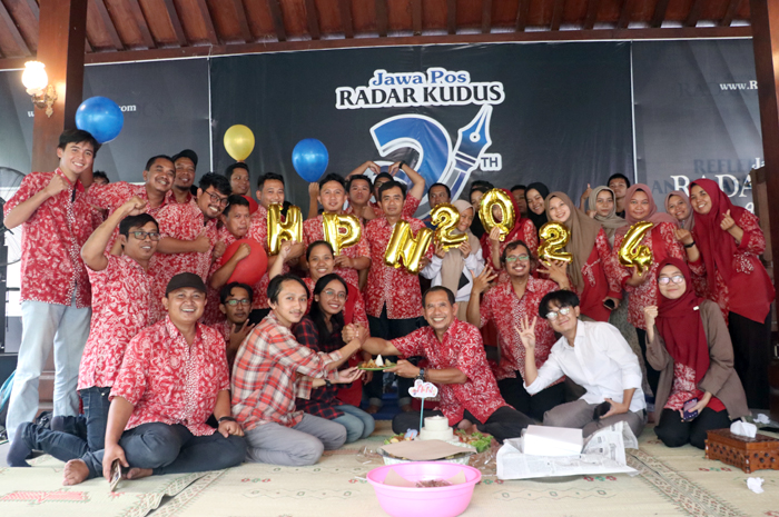 TAMBAH KEKUATAN: Direktur Radar Kudus memberi potongan tumpeng pertama kepada calon wartawan barudi depan para karyawan saat peryaan Hari Pers Nasional di Joglo Radar Kudus, Jumat (9/2).