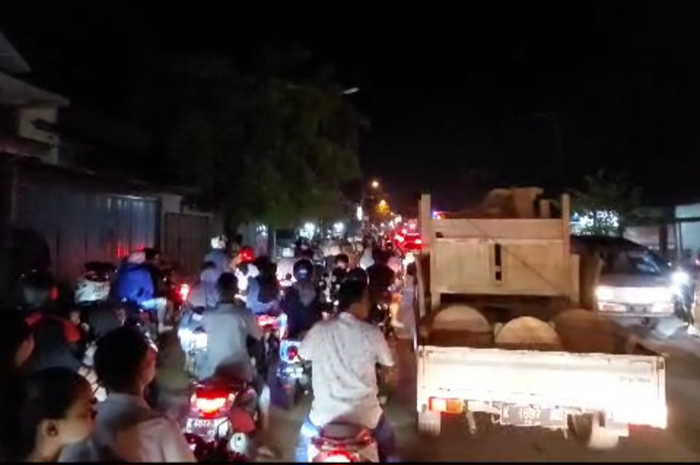 CROWDED: Jalan sekitar Simpang Gotri saat macet semalam.