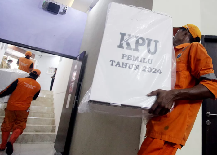 PEMILU 2024: Petugas mendistribusikan kotak suara pemilu 2024.