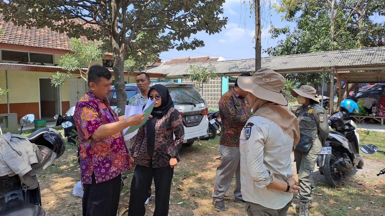 SIDAK: Satu sisi petugas UPPD Samsat Rembang bersama Satpol PP Rembang melakukan sidak kendaraan untuk mengetahui tingkat kepatuhan membayar pajak.