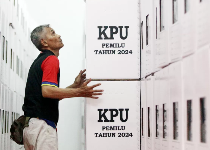 KOTAK SUARA: Pekerja tengah menata kotak suara pemilu 2024 baru-baru ini.