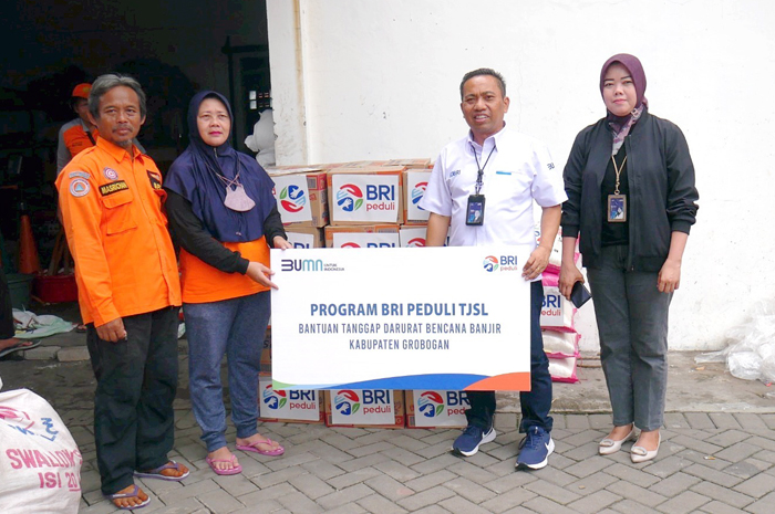 SERAHKAN BANTUAN: Pemimpin Cabang BRI Purwodadi Stefanus Juarto menyerahkan bantuan kepada korban banjir di posko tanggap darurat Kota Purwodadi kantor BPBD Grobogan.